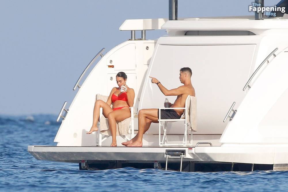 Georgina Rodriguez & Cristiano Ronaldo Enjoy Luxurious Yacht Day in the South of France (125 Photos) - #11