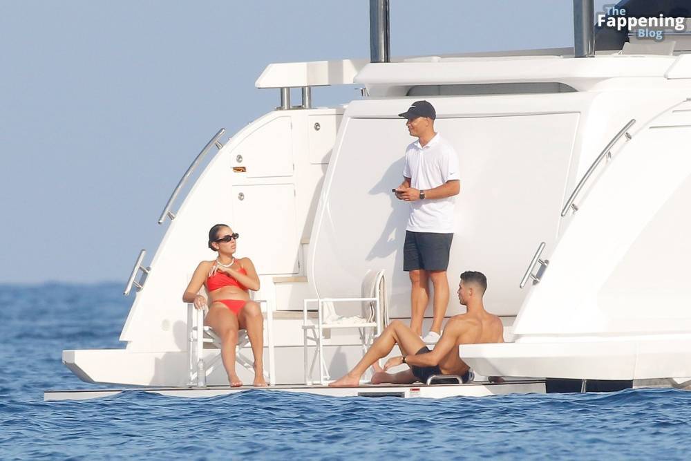 Georgina Rodriguez & Cristiano Ronaldo Enjoy Luxurious Yacht Day in the South of France (125 Photos) - #9