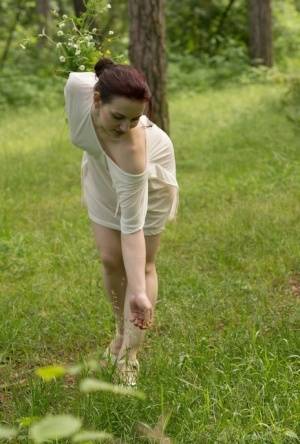 Lisa Musa took off her clothes in the wild makes her body more exquisite on amateurlikes.com