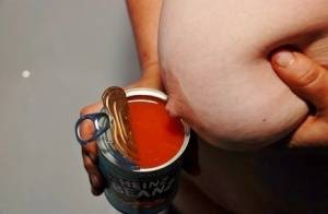 Big titted amateur Juicey Janey pours a can of pasta on her naked body on amateurlikes.com