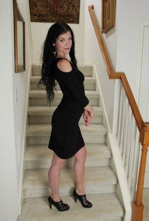 Clothed milf beauty Veronica Stewart is taking off her black dress on amateurlikes.com