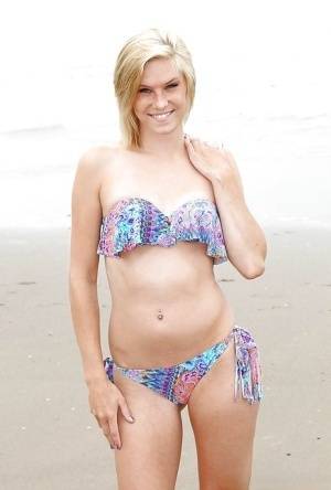 Beach babe Ella Woods strips off her bikini to go fully nude on amateurlikes.com