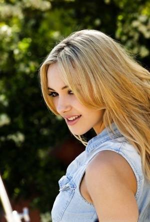 Pretty blonde babe Sophia Knight showcasing her graceful curves on amateurlikes.com