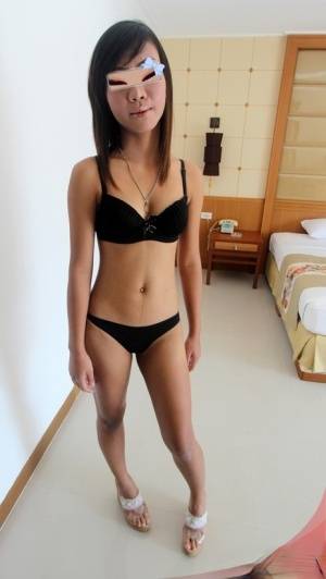 Skinny & lonely Pattaya beerbar girl offers up sexual favors for white on amateurlikes.com