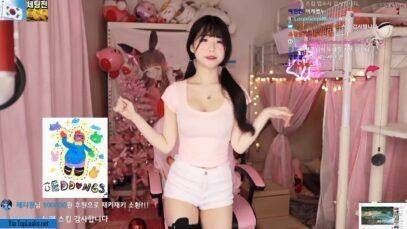 AD1YN2II BOUNCING TITTIES KOREAN TWITCH STREAMER on amateurlikes.com