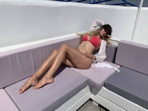 Stella Cardo & her sexy legs on amateurlikes.com