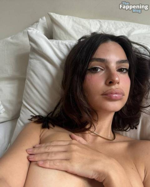 Emily Ratajkowski Takes a Few Selfies (3 Photos) on amateurlikes.com