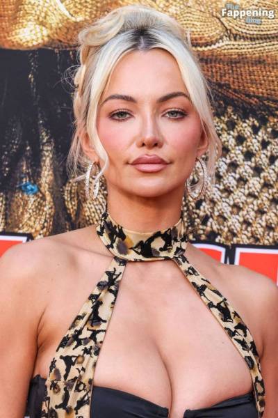 Lindsey Pelas Displays Her Sexy Boobs at the “Jackpot!” Premiere (11 Photos) on amateurlikes.com