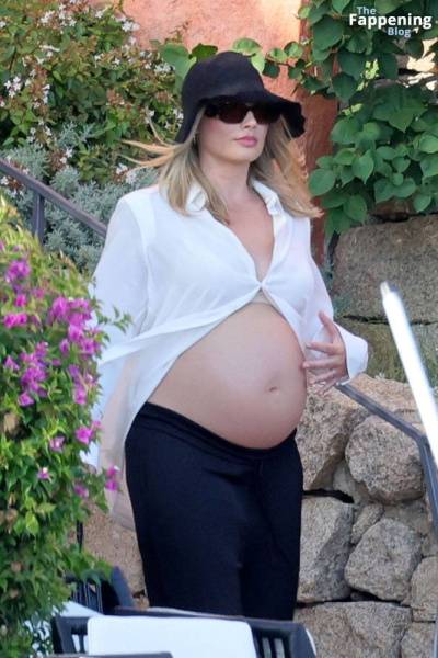 Pregnant Margot Robbie Looks Radiant While Pictured With Her Husband in Sardinia (130 Photos) on amateurlikes.com