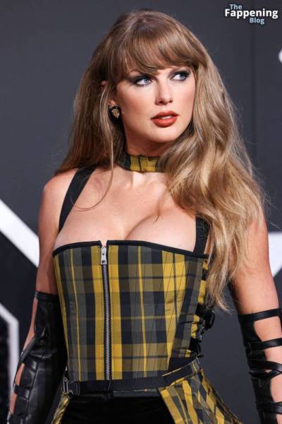 Taylor Swift Displays Nice Cleavage at the MTV VMAs (170 Photos) on amateurlikes.com