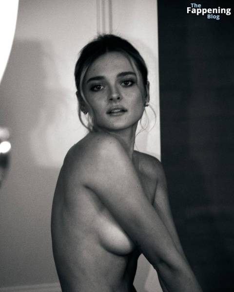 Charlotte Lawrence Topless (4 Photos) on amateurlikes.com